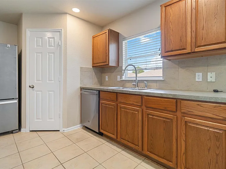 401 Spruce Dr — Photo 14