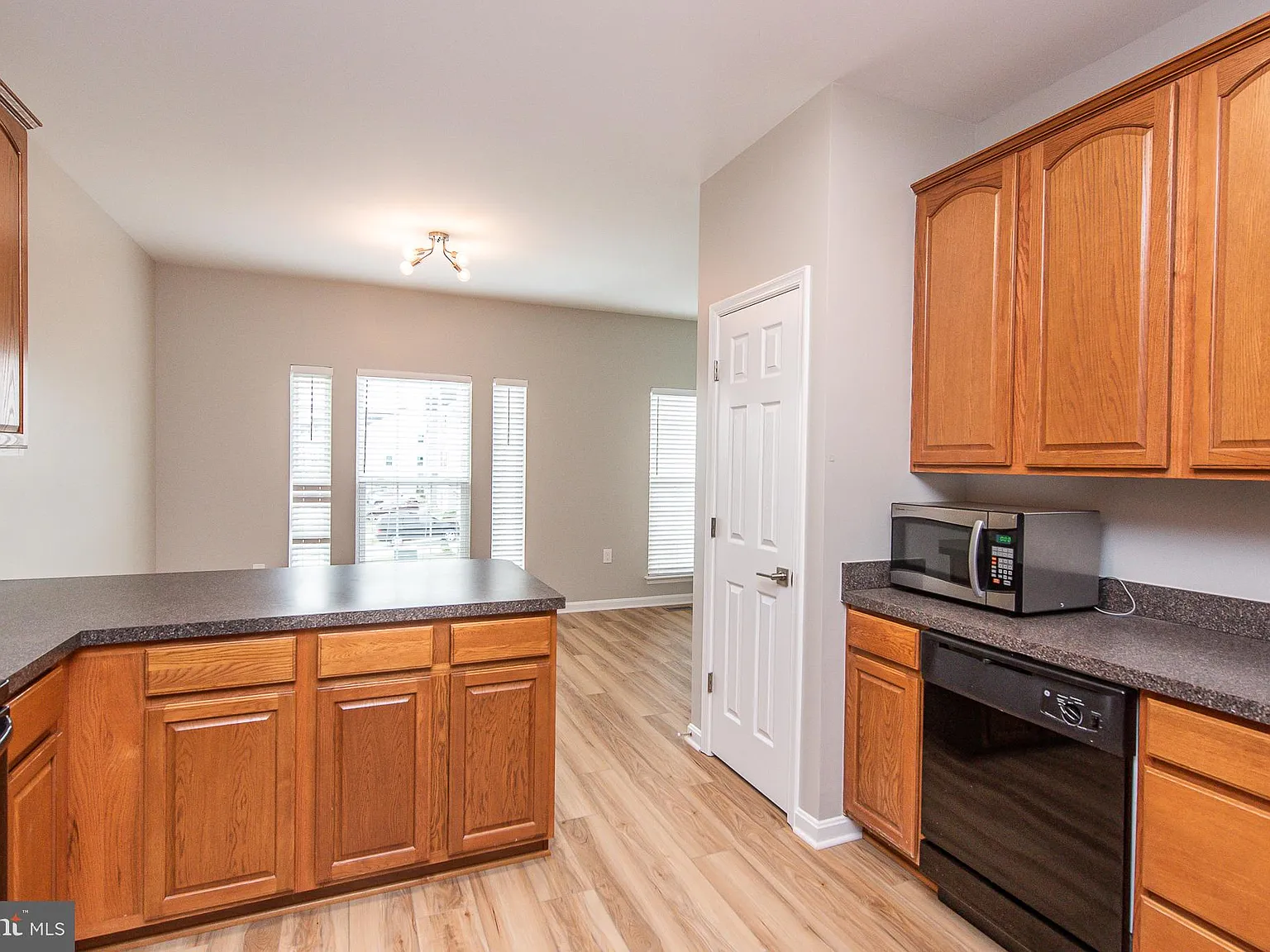 3 bed, 4.0 bath, 2470 sqft, $2,100 — Photo 2