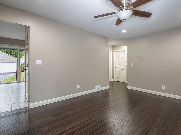 4th image of 710 Loves Park Dr