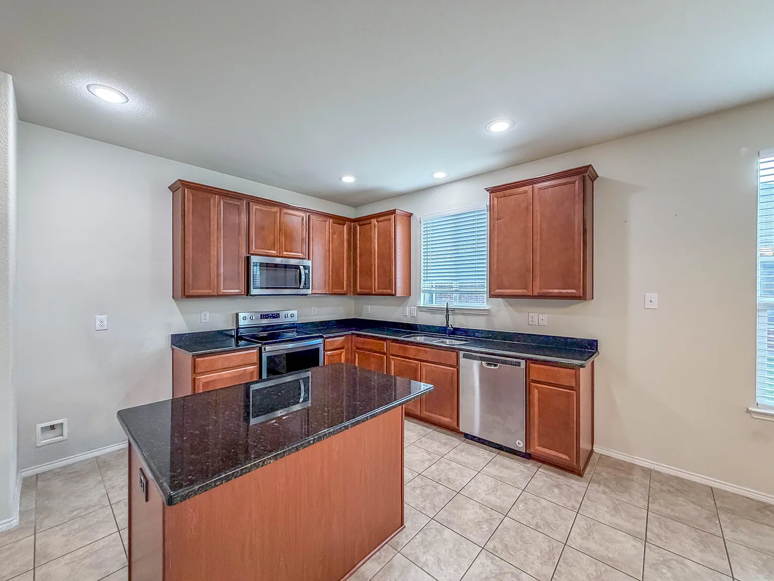 3 bed, 1739 sqft, $2,100 — Photo 4