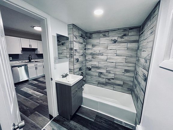 4th image of 2042 Quail St APT 1