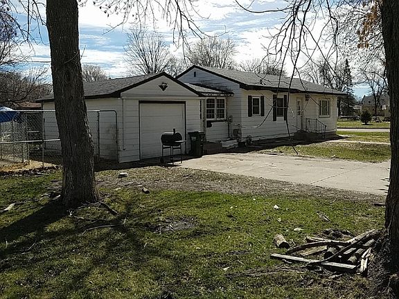 3rd image of 906 9th St N