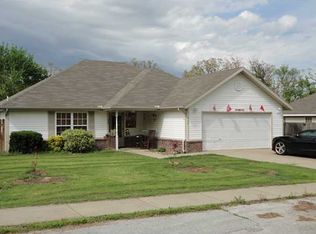 348 W Circle Dr, Fayetteville, AR 72701