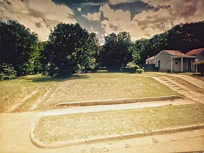 1st image of 1036 E Davis Ave