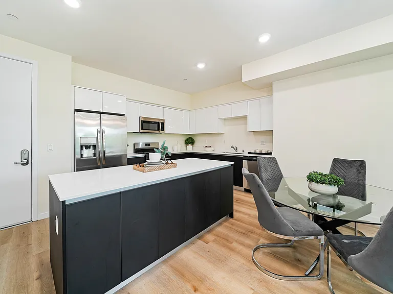 5252 Willowcrest Ave — Photo 13