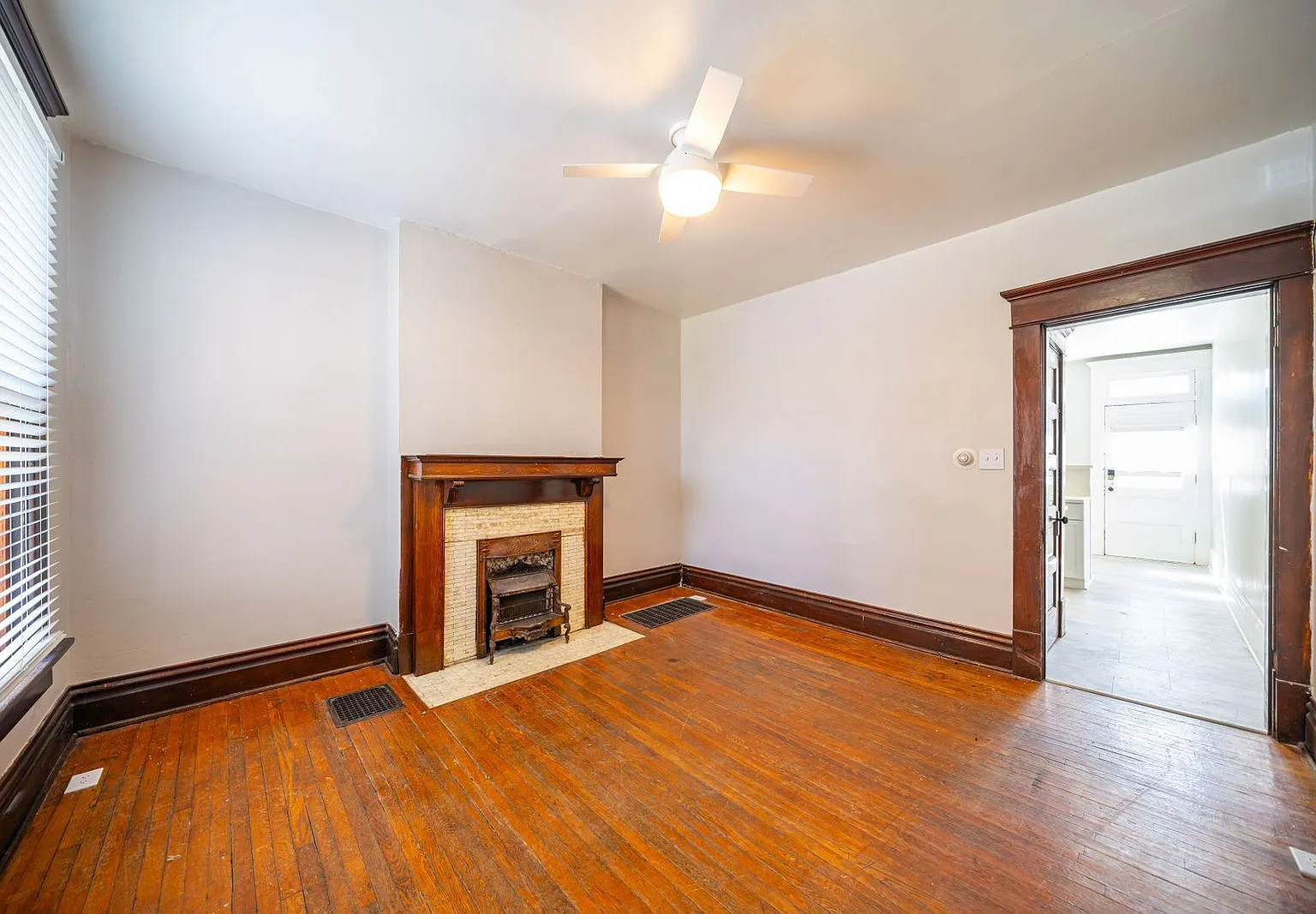 2 bed, 1.0 bath, $1,595 — Photo 2