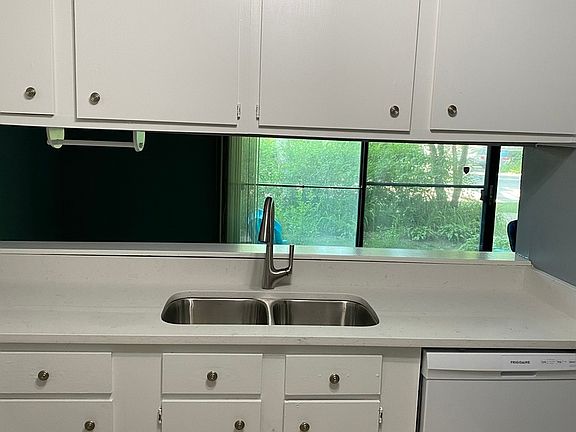 3rd image of 230 E Court Of Shorewood APT 1
