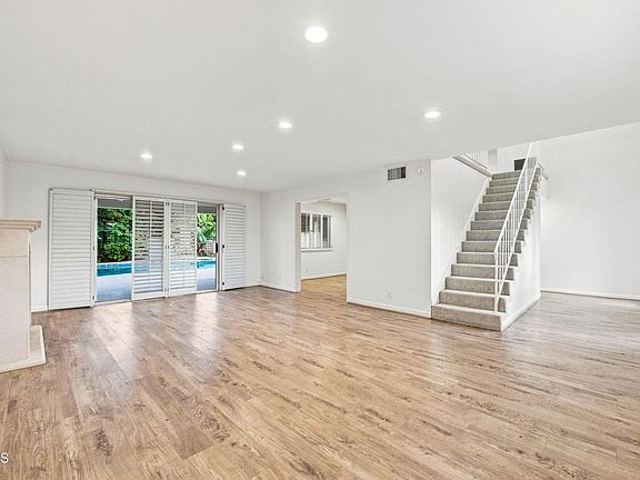 4th image of 1128 El Monte Dr
