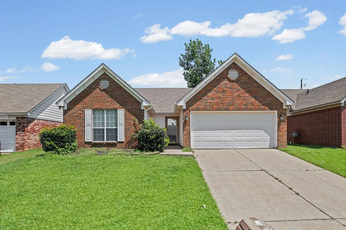 3 bed, 2.0 bath, 1328 sqft, $1,700 — Photo 1