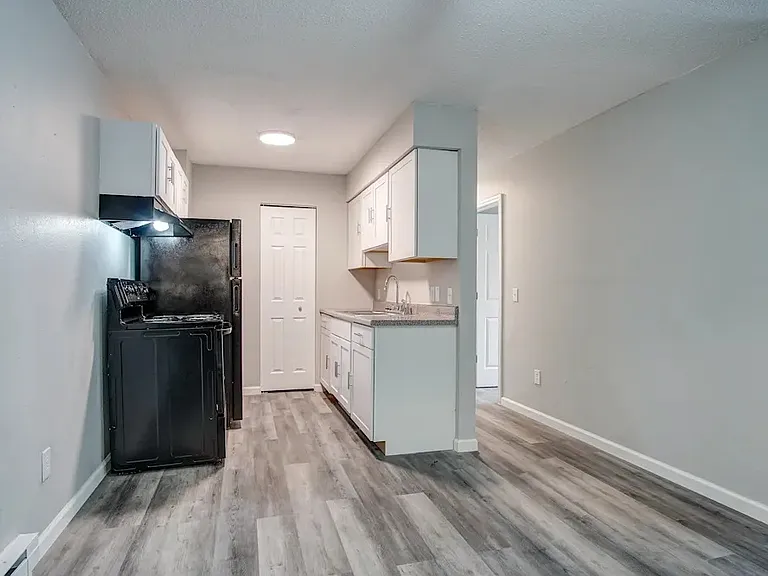 Point Place Apartments — Photo 22