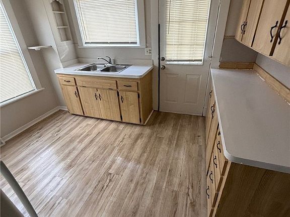 3rd image of 10002 Parkview Ave