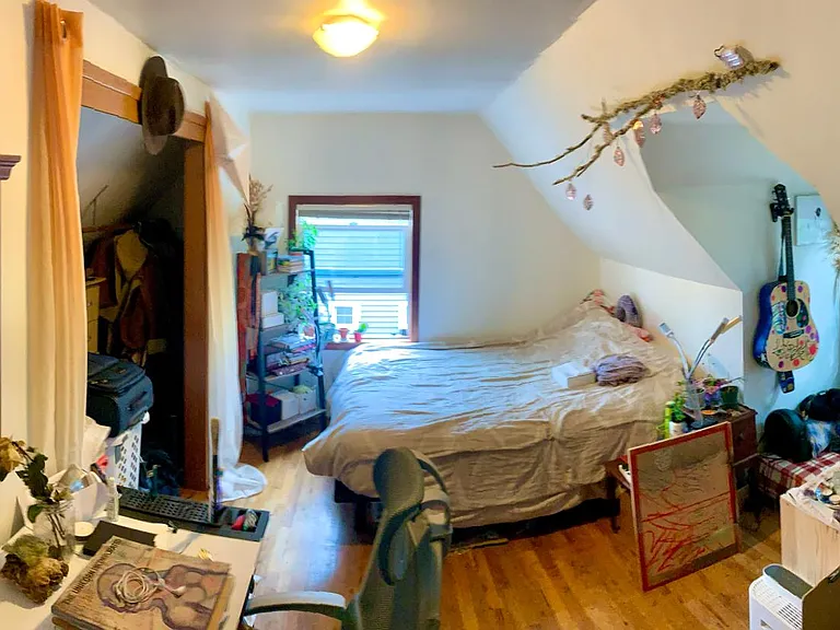 Up Bed with Classic Alcove Windows