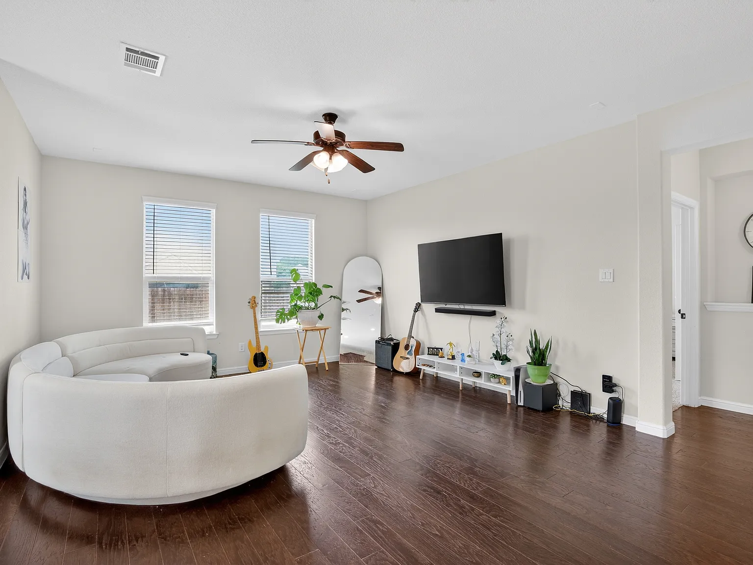 5 bed, 2742 sqft, $3,200 — Photo 4