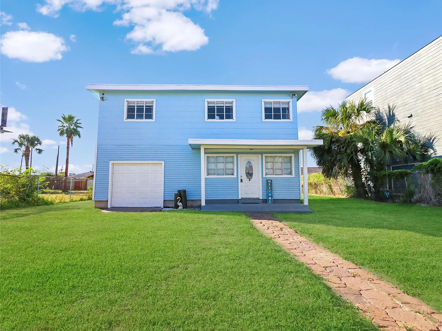 3 bed, 1.5 bath, 1384 sqft, $1,750 — Photo 1