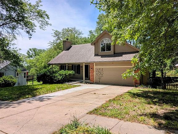 2nd image of 505 NW Delwood Dr