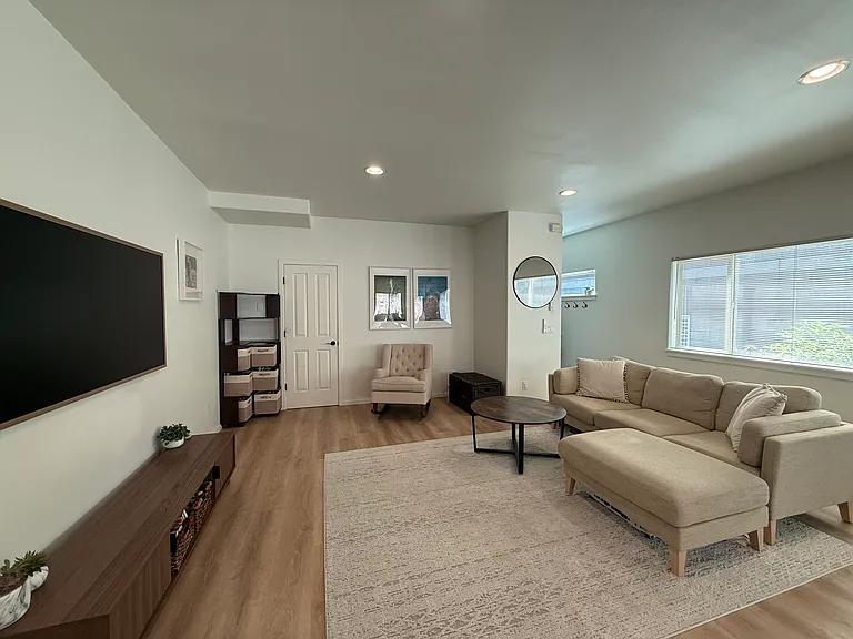 1731 NE Lotus Dr #1 — Photo 4