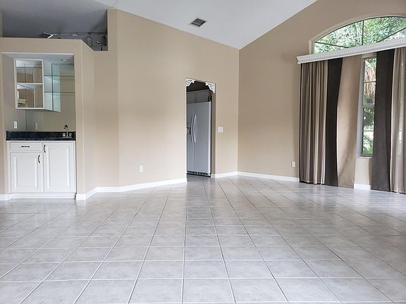 5th image of 18 Cris Ln