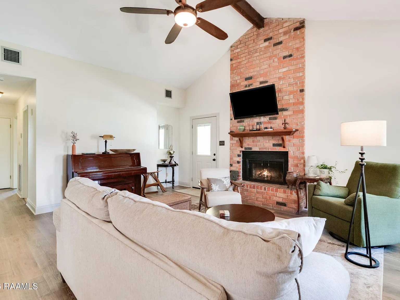 3 bed, 2.0 bath, 1505 sqft, $2,000 — Photo 2