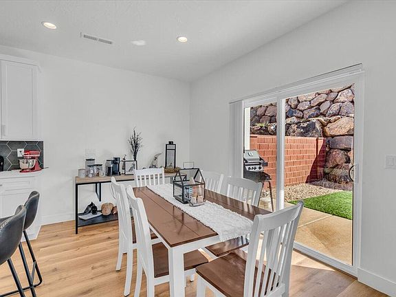4th image of 920 E Desert Cactus Dr