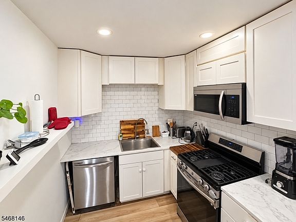 5th image of 945 Valentine Rd