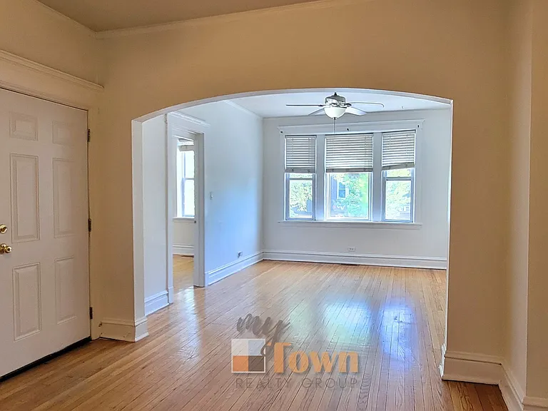 2054 W Roscoe St #2 — Photo 4