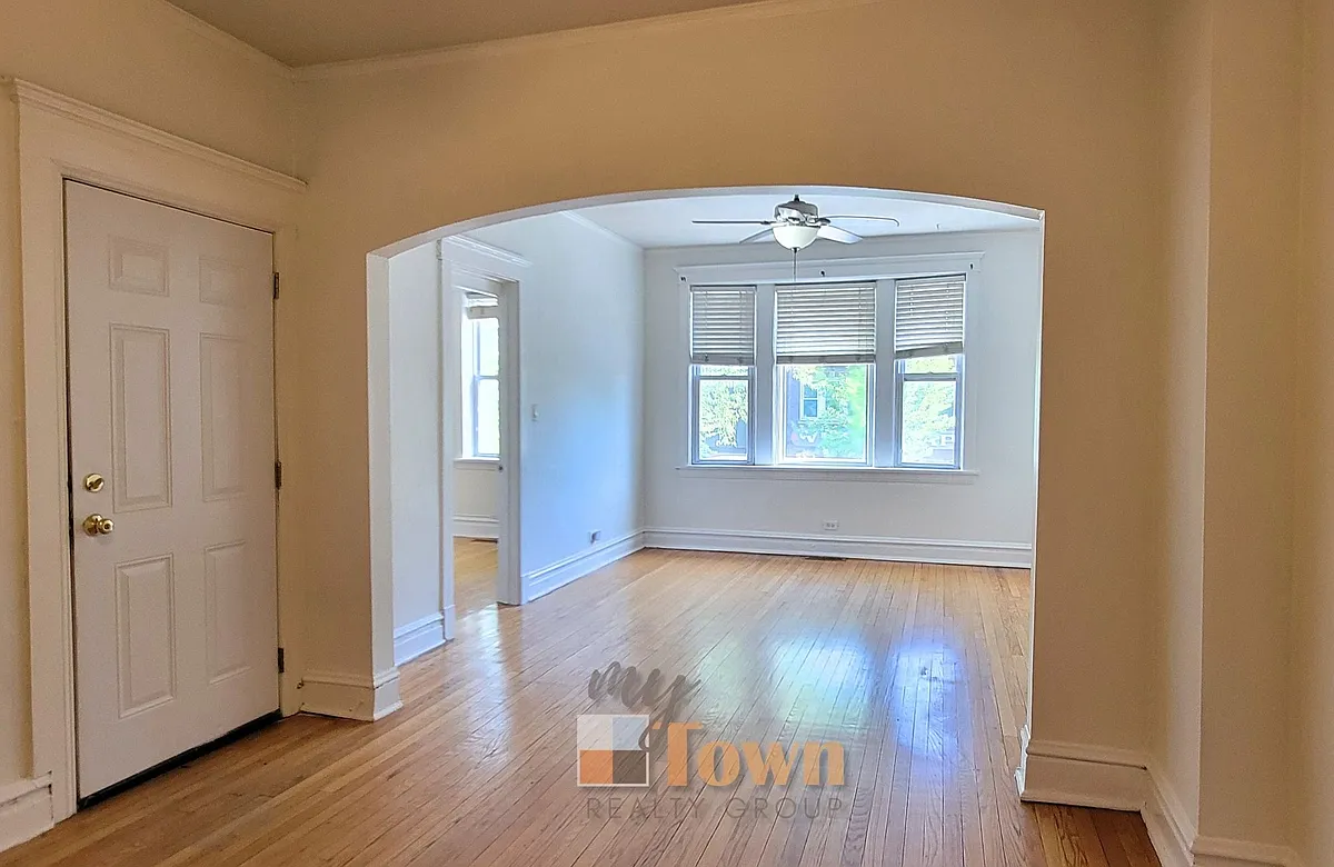 Building Photo - 2054 W Roscoe St #2
