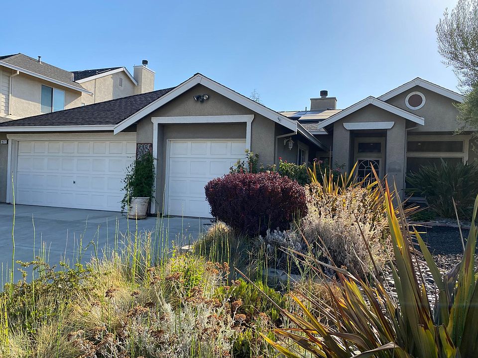 Front of the house with 3 cars garage