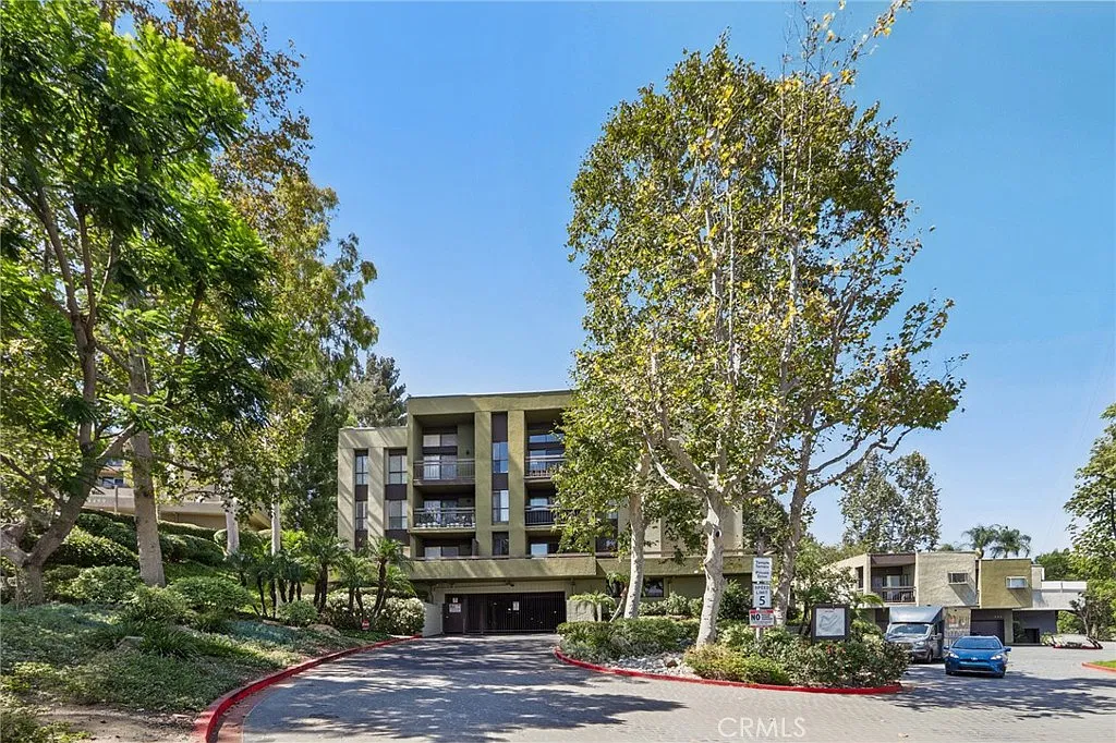 2 bed, 924 sqft, $2,750 — Photo 1