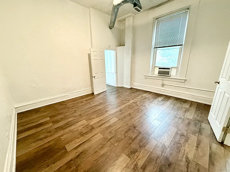 206 E 8th St #2 — Photo 9