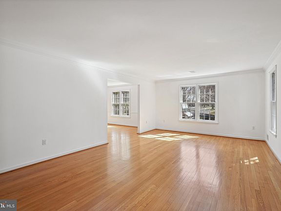 4th image of 9716 Hill St