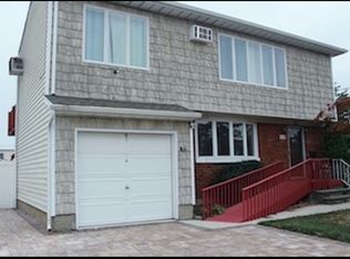 522 Staples St, Farmingdale, NY 11735