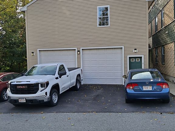 Shared driveway (2 of the cars are the landlord's, normally there is more space)