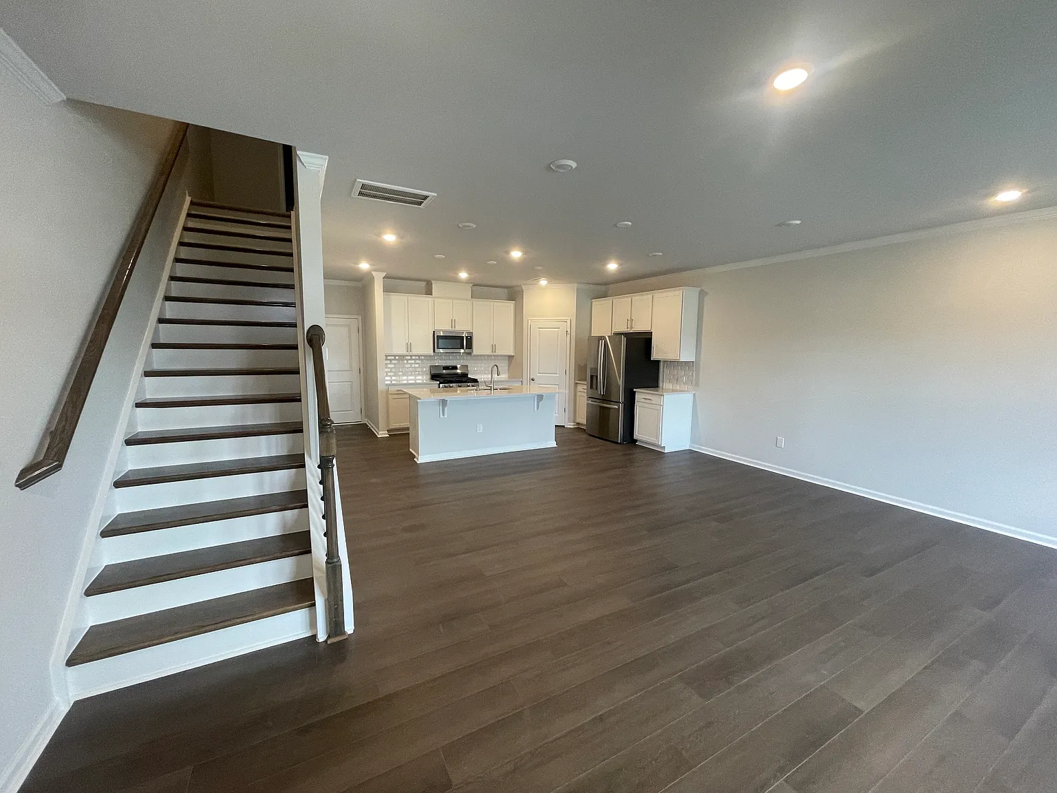 3 bed, 2.5 bath, 1950 sqft, $1,995 — Photo 2