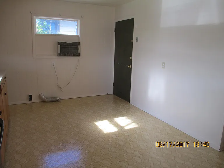 1122 S Cedar St — Photo 15