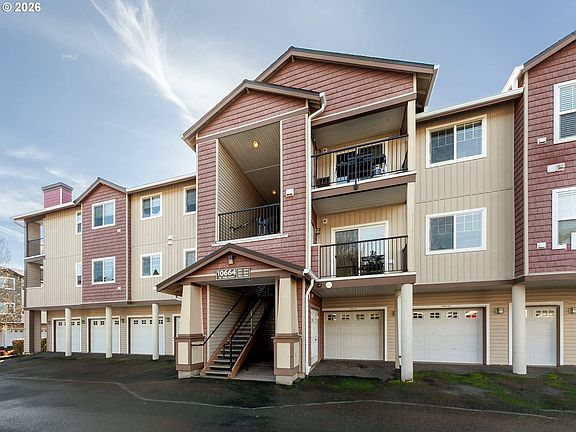 2nd image of 10664 NE Holly St #204