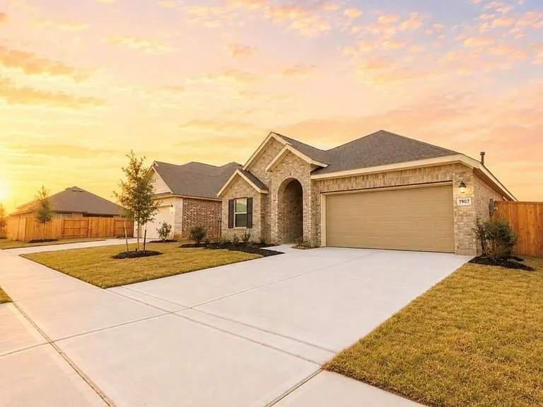 7907 Elk Grove Ln — Photo 2