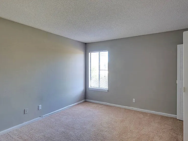 River Crossing Apartments — Photo 4