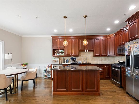 3rd image of 806 Ledgewood Way