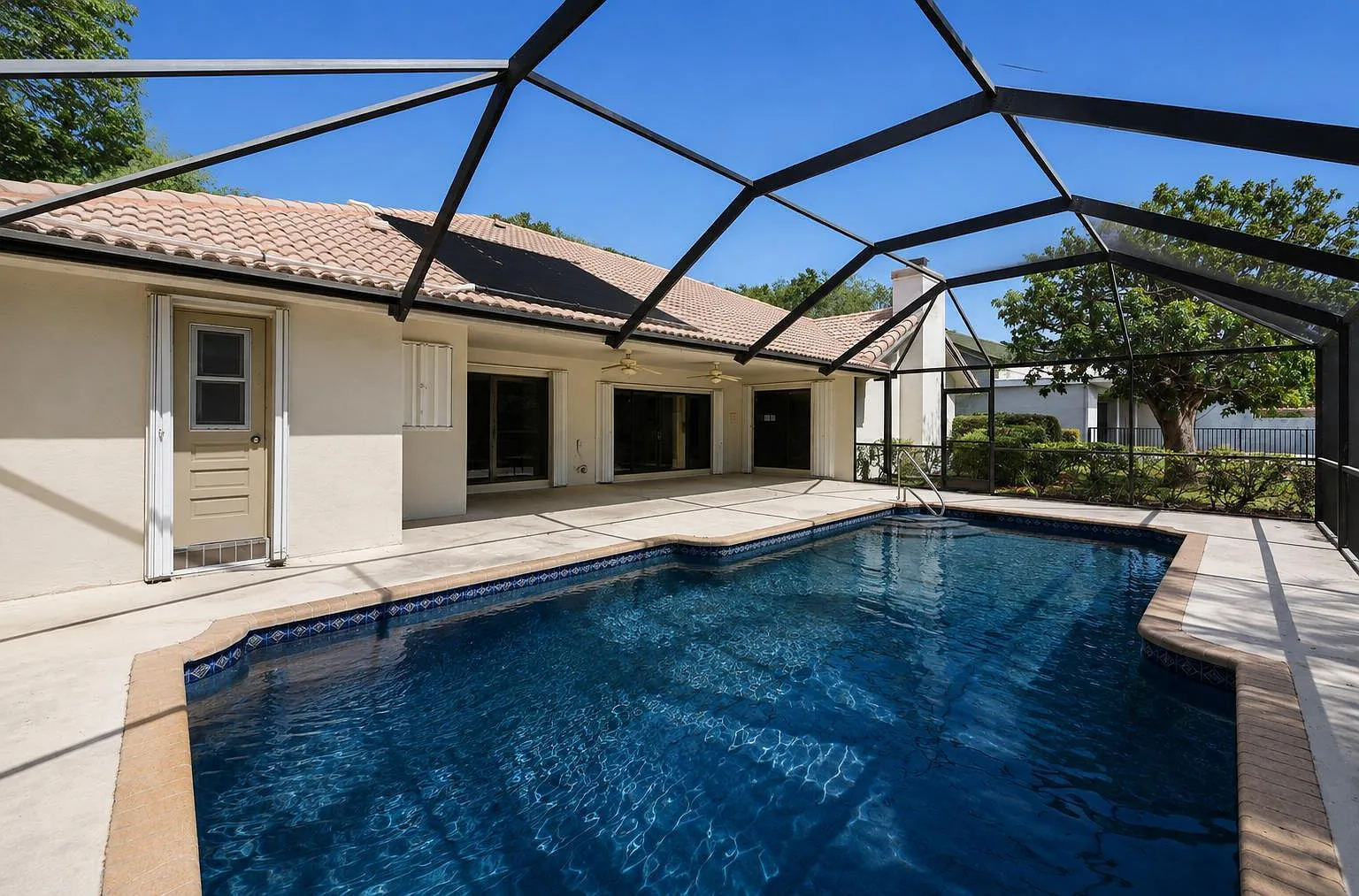 4 bed, 2.0 bath, 2484 sqft, $5,600 — Photo 4