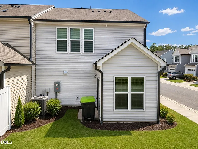 328 Villanova Dr — Photo 2