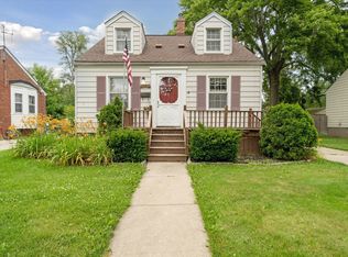 19447 Elkhart St, Harper Woods, MI 48225