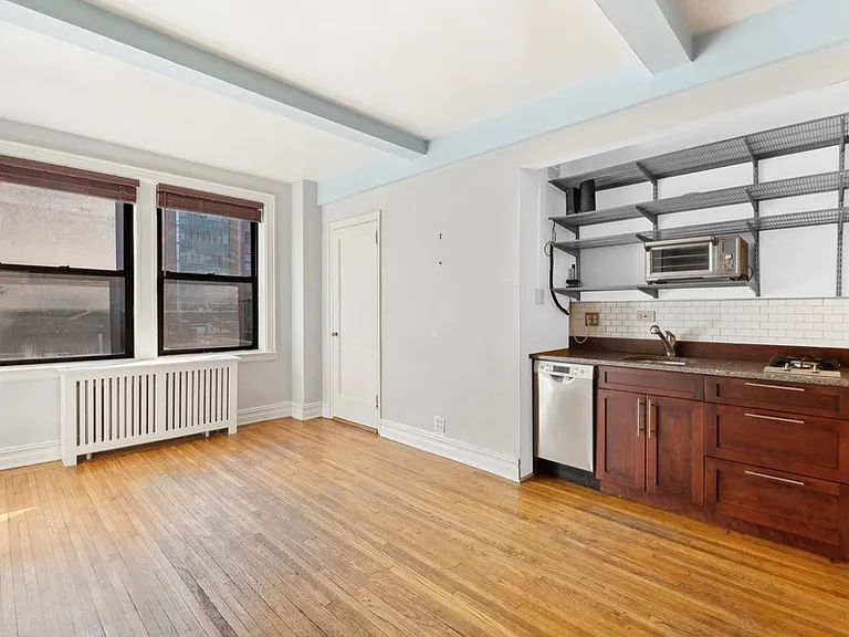 457 W 57th St #811 — Photo 4