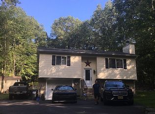 108 Lakeview Dr, Dingmans Ferry, PA 18328