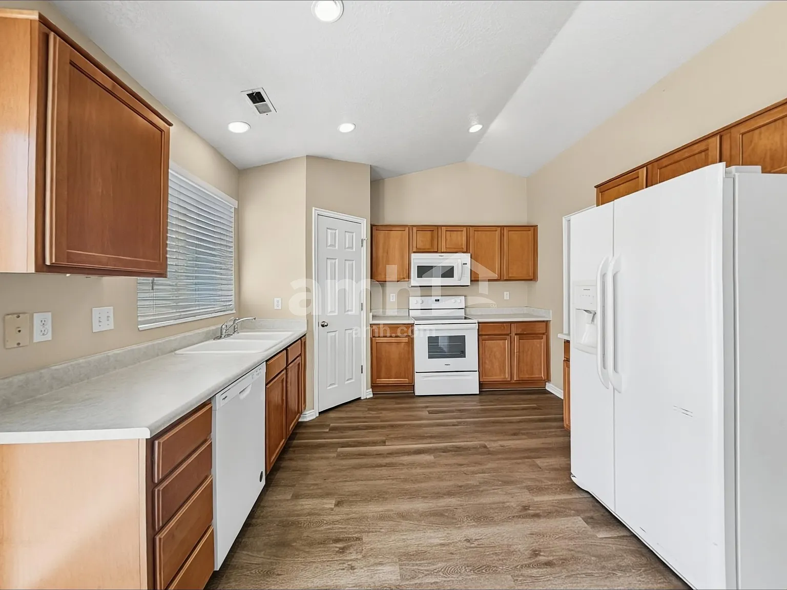 3 bed, 2.0 bath, 1390 sqft, $2,115 — Photo 3
