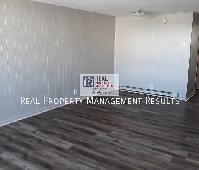 209 E Division St #B — Photo 2