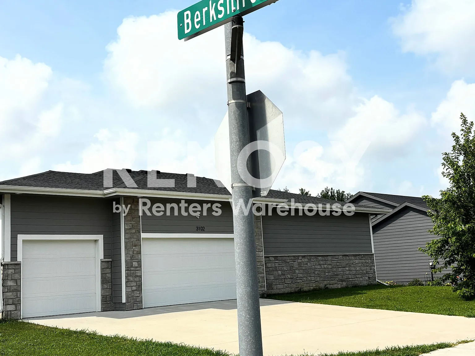 Stunning 3 Bedroom Townhome for Rent — Photo 3