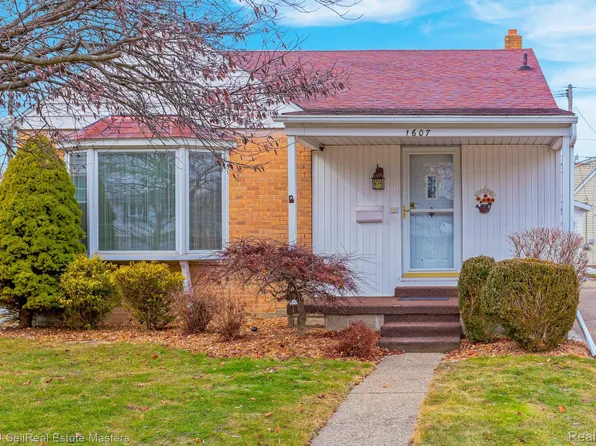 1607 Court St, Port Huron, MI 48060