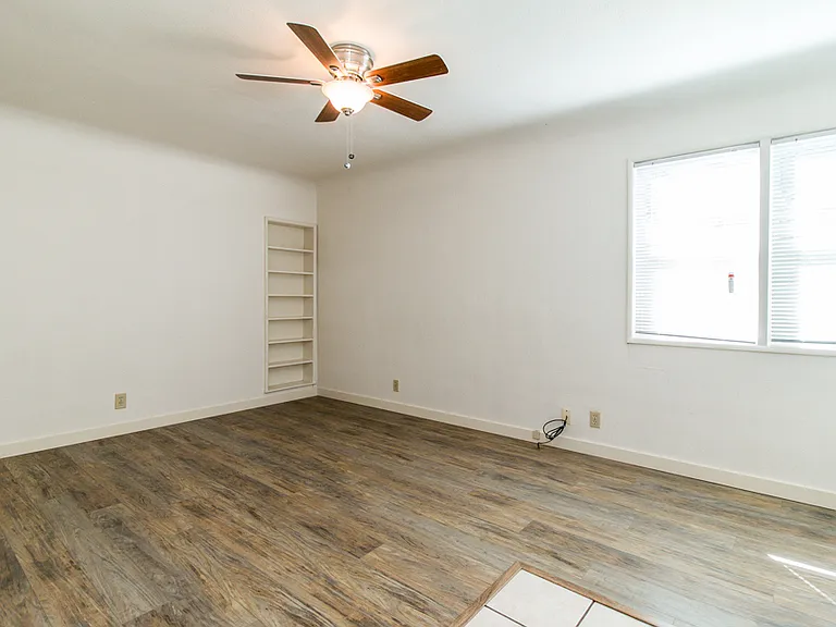 121 W D St — Photo 2