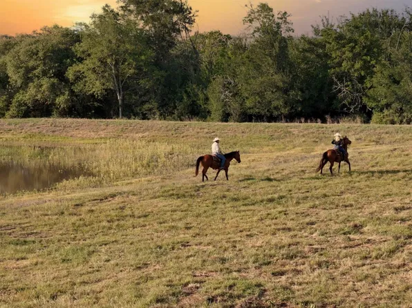 4 Round Top Rd, Round Top, TX 78954