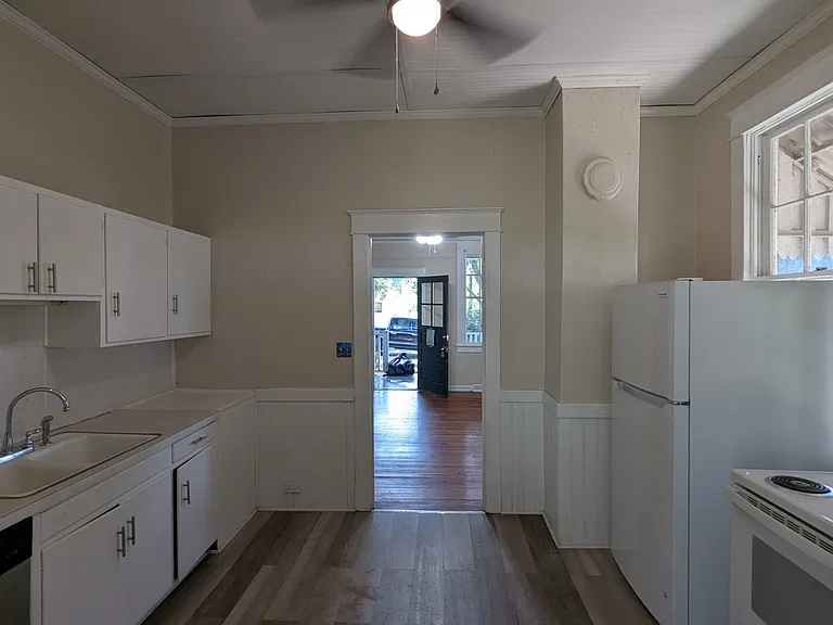 220 E 3rd St — Photo 7